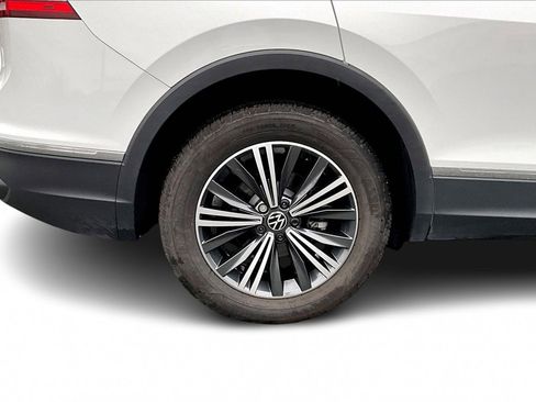 Used 2024 Volkswagen Tiguan SE image 34