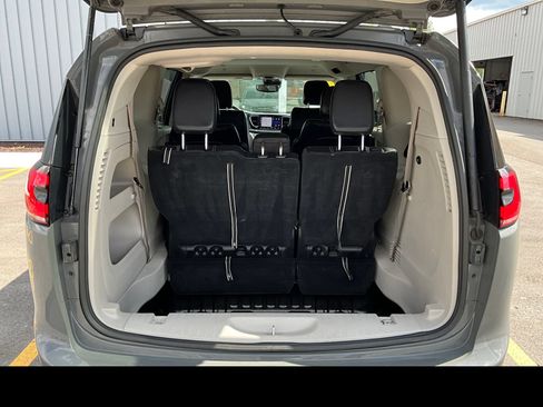 Used 2022 Chrysler Pacifica Touring-L FWD image 11