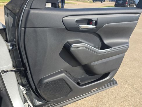 Used 2020 Toyota Highlander XLE image 32