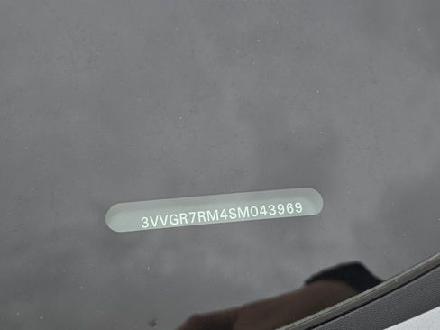 Used 2025 Volkswagen Tiguan SE R-Line image 2