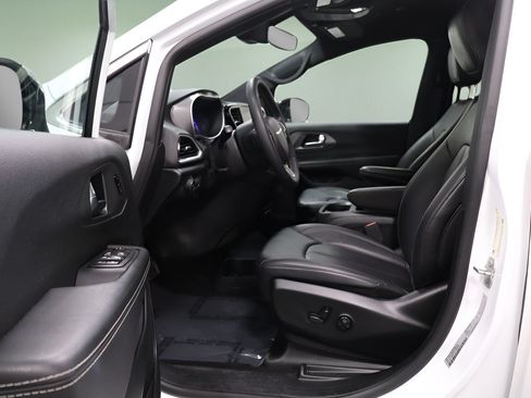 Used 2025 Chrysler Pacifica Select FWD image 12