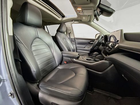 Certified 2023 Toyota Highlander XLE image 28