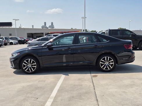 Used 2025 Volkswagen Jetta SE FWD image 3
