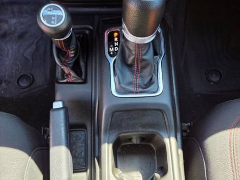 Used 2022 Jeep Gladiator Rubicon AWD/4WD image 9