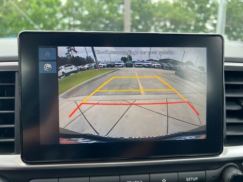 Certified 2025 Hyundai Venue SEL FWD image 23