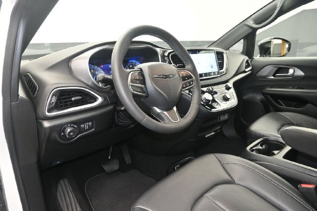 Used 2025 Chrysler Pacifica Select FWD image 8