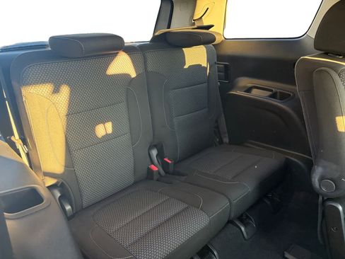 Used 2023 GMC Acadia SLE w/ Driver Convenience Package image 18