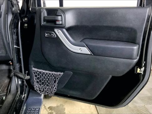 Used 2017 Jeep Wrangler Unlimited Sahara w/ Connectivity Group image 23