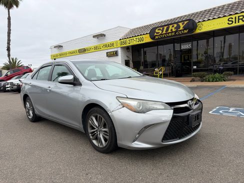 Used 2015 Toyota Camry SE w/ Moonroof Package FWD image 1