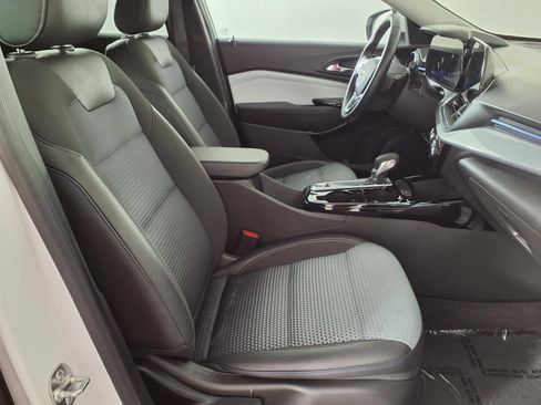 Used 2025 Chevrolet Trax LT w/ LT Convenience Package FWD image 9