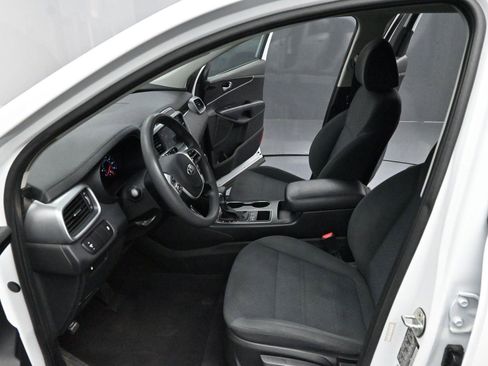 Used 2019 Kia Sorento L image 11