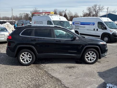Used 2018 Jeep Cherokee Latitude w/ Cold Weather Group image 13