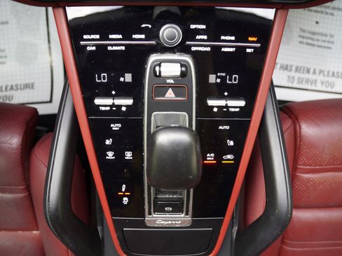Used 2022 Porsche Cayenne Platinum Edition AWD/4WD image 28