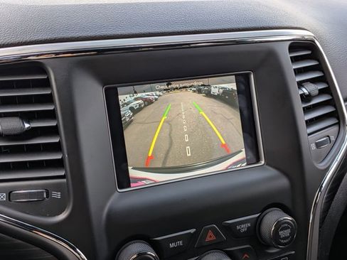 Used 2021 Jeep Grand Cherokee Laredo image 19