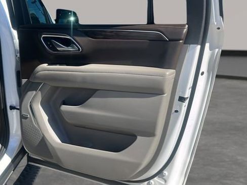 Used 2021 Chevrolet Suburban Z71 w/ Luxury Package image 46