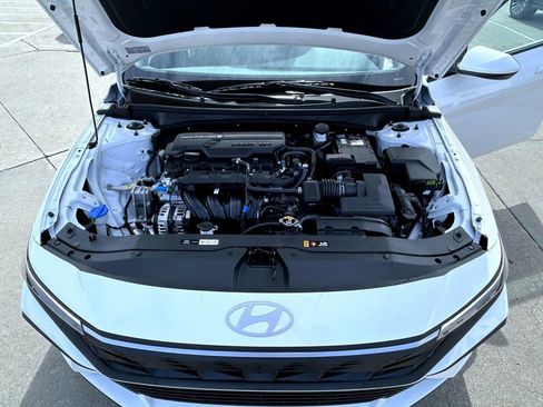 Used 2025 Hyundai Elantra SE image 25