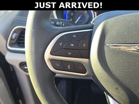 Used 2023 Chrysler Pacifica Touring-L image 14