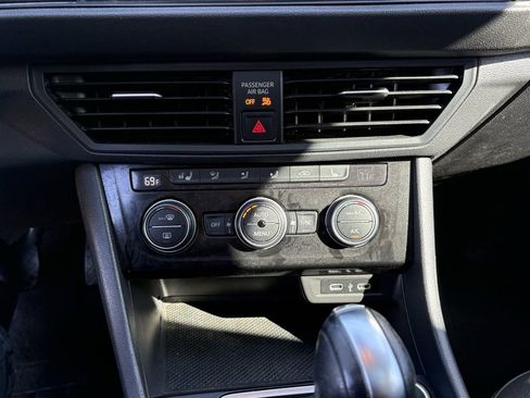 Used 2021 Volkswagen Jetta SE w/ SE Cold Weather Package image 19