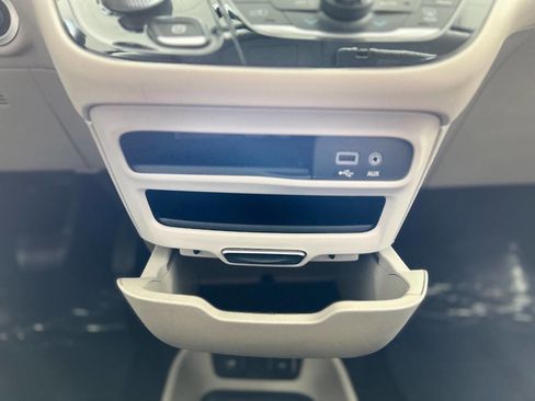 Used 2019 Chrysler Pacifica Touring-L FWD image 65