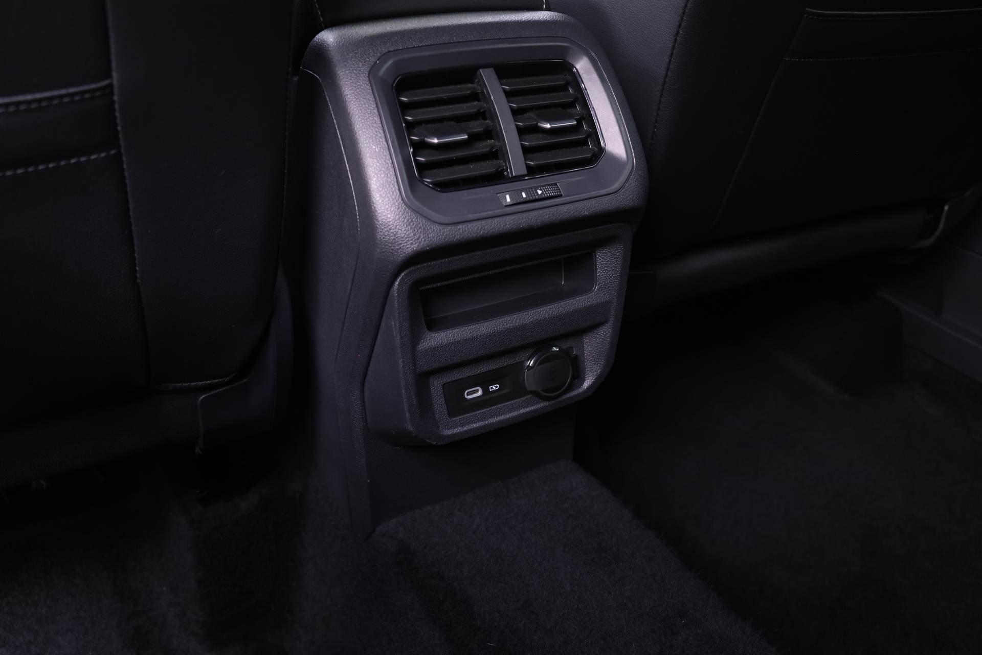 Used 2024 Volkswagen Tiguan SEL R-Line AWD/4WD image 15