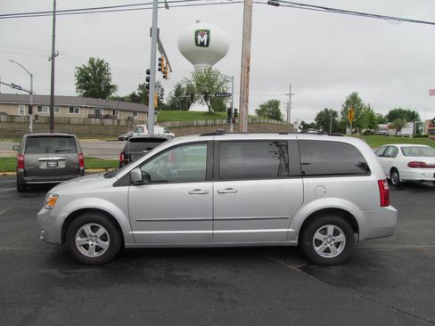 Used 2010 Dodge Grand Caravan SXT FWD image 2