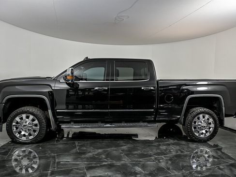 Used 2018 GMC Sierra 2500 Denali w/ Duramax Plus Package AWD/4WD image 6