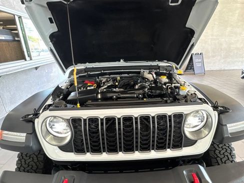 Used 2025 Jeep Wrangler Unlimited Rubicon AWD/4WD image 18
