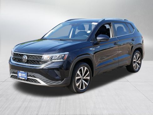 Certified 2023 Volkswagen Taos SE w/ Panoramic Sunroof Package AWD/4WD image 3