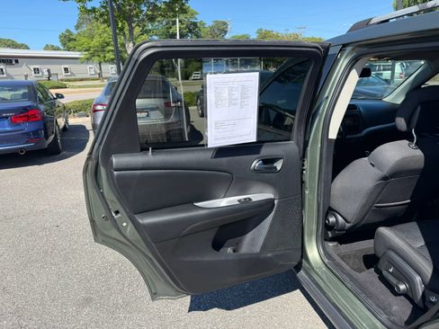 Used 2018 Dodge Journey SXT w/ Connectivity Group FWD image 13