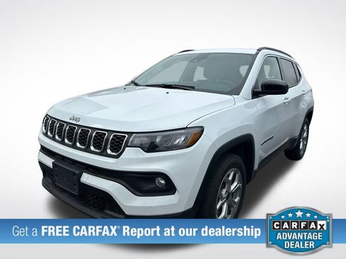 Used 2025 Jeep Compass Latitude image 2