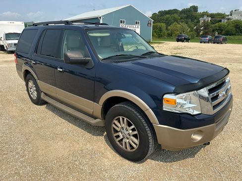Used 2014 Ford Expedition XLT w/ Equipment Group 202A AWD/4WD image 4