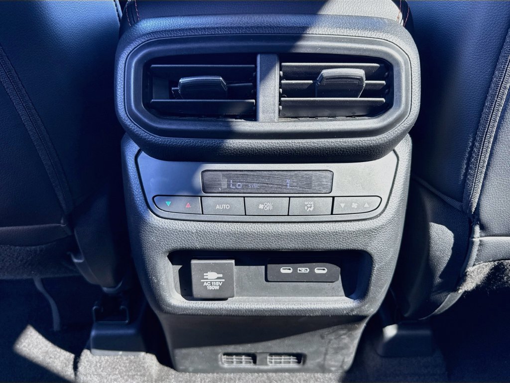Used 2025 Honda Pilot TrailSport image 31