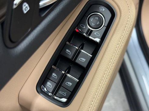 Certified 2025 Porsche Macan AWD/4WD image 25