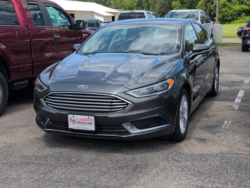 Used 2018 Ford Fusion SE w/ Fusion SE Technology Package FWD image 2