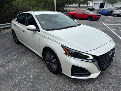 Used 2023 Nissan Altima 2.5 SV w/ SV Premium Package FWD image 3