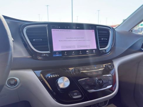 Used 2023 Chrysler Pacifica Touring-L image 20