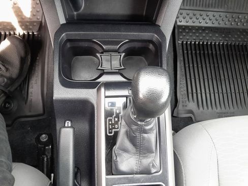 Used 2016 Toyota Tacoma SR5 w/ SR5 Appearance Package (SN) image 25