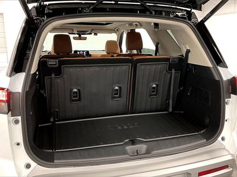 New 2025 Nissan Pathfinder Platinum image 38