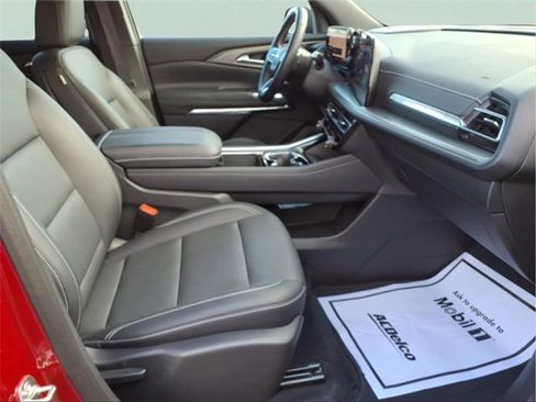 Used 2025 Chevrolet Traverse LT w/ Driver Confidence Package image 23