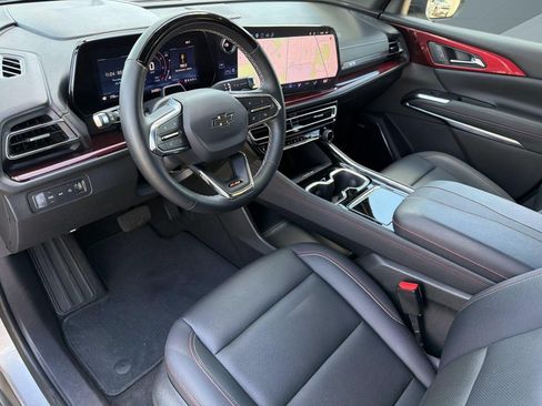 Used 2025 Chevrolet Traverse Z71 w/ Enhanced Driving Package AWD/4WD image 4