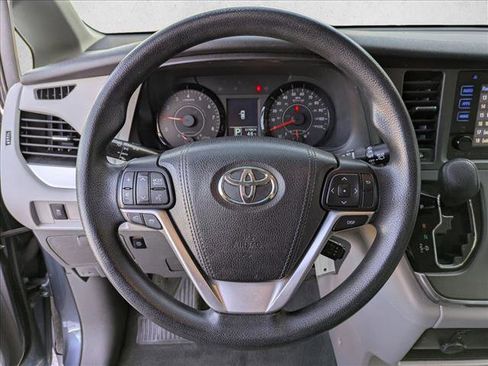 Used 2017 Toyota Sienna LE image 11