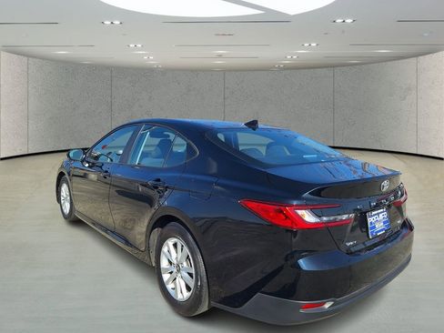 Used 2025 Toyota Camry SE image 3