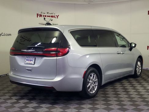 Used 2024 Chrysler Pacifica Touring-L image 3