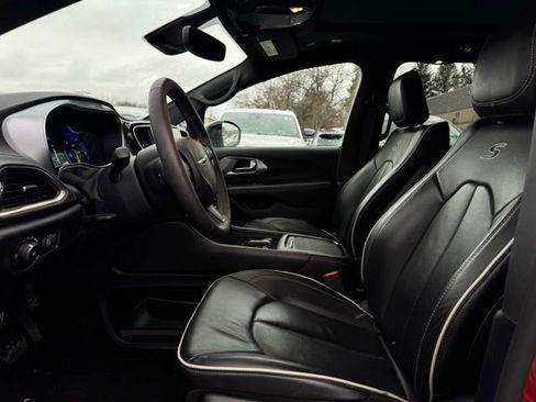 Used 2025 Chrysler Pacifica Limited image 17