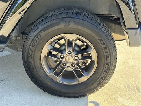 Used 2016 Jeep Wrangler Unlimited Sahara image 11