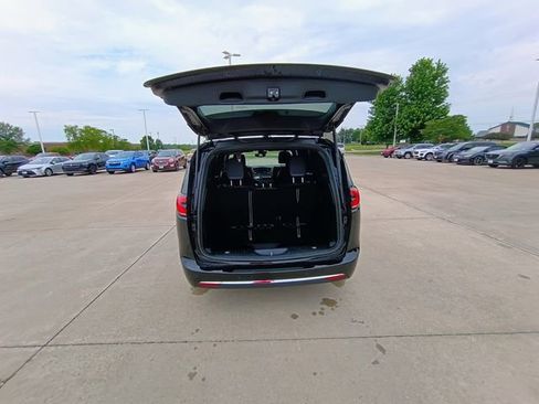 Used 2025 Chrysler Pacifica Select FWD image 17