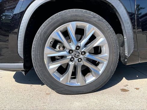 Used 2020 Toyota Highlander Limited FWD image 11