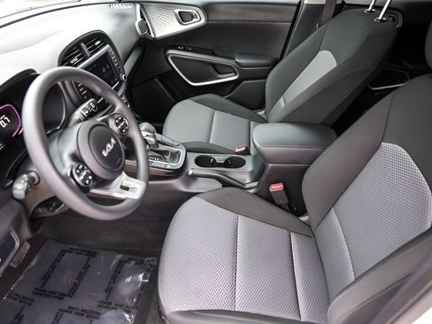 Used 2023 Kia Soul LX w/ LX Technology Package FWD image 12