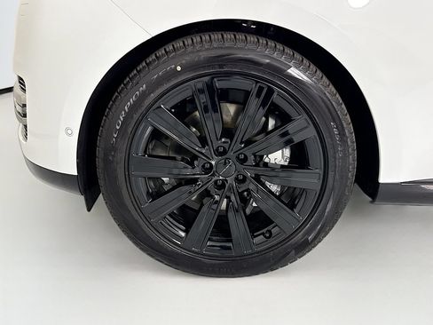 New 2026 Land Rover Range Rover Long Wheelbase SE AWD/4WD image 30