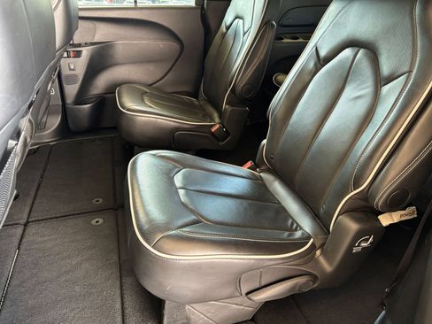 Used 2025 Chrysler Pacifica Limited FWD image 29
